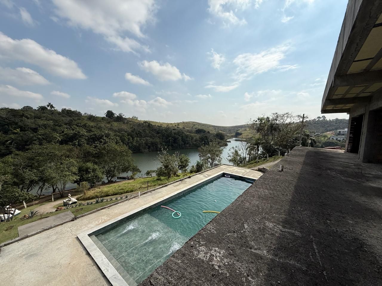 Casa em Condomínio c/Suítes (1.622 m² – Jacareí/Guararema)