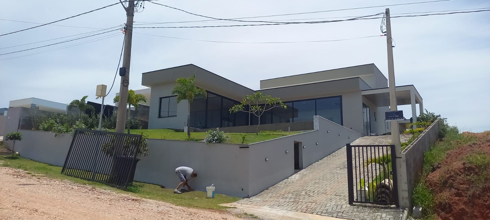 Casa à venda em Condomínio – 3 Suítes – 370 m²